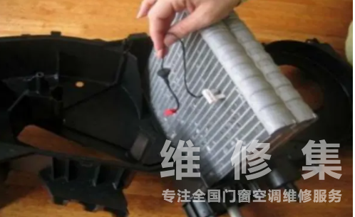 五菱宏光s空调温度传感器在哪个位置